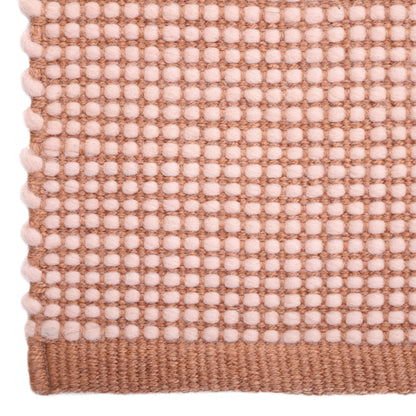 This pretty rug in natural colors will bring an authentic and soothing atmosphere to the children's room or elsewhere in the house.