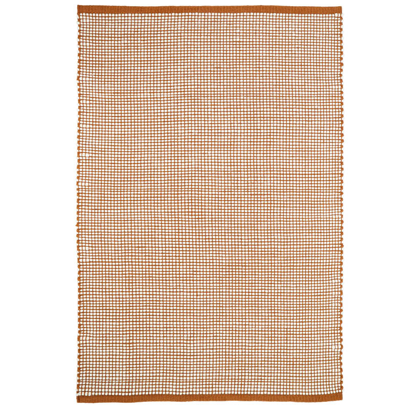 The pattern of this rug is a hand-woven base in a caramel color revealing a thick yarn in pure felted wool.
