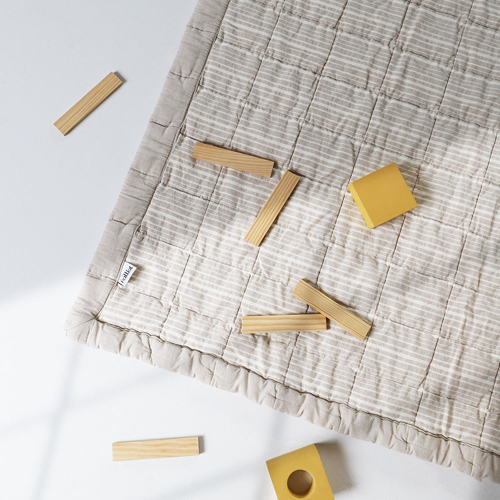 Anna is a reversible baby sleeping mat. It is easily transportable thanks to its practical size.