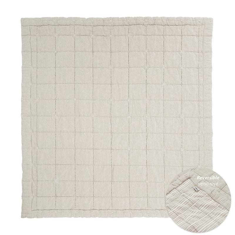 Anna is a rectangular mat available in two sizes and three colors. This one is sand and its size is ≈ 2’ 10’’ x 3’ 3’’