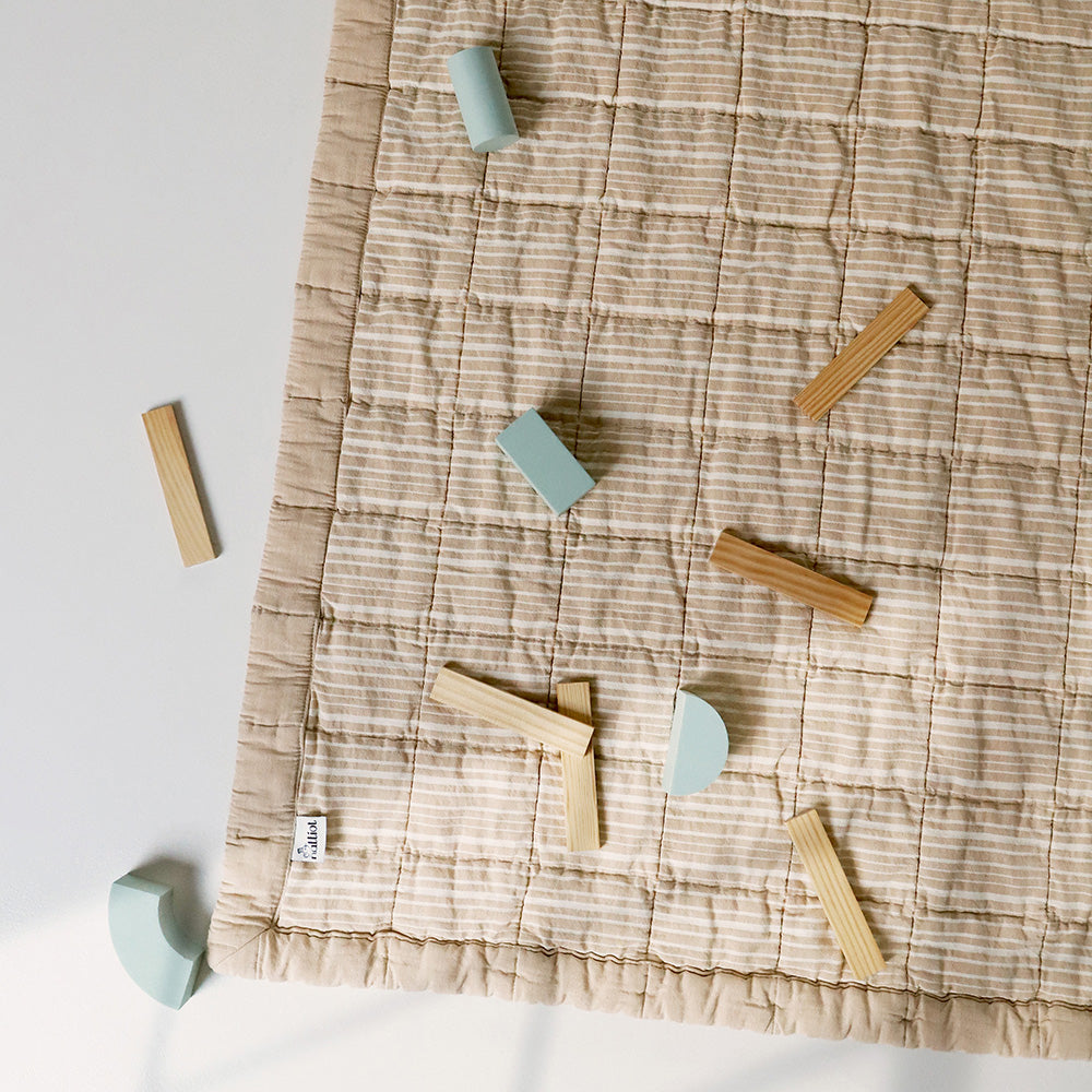 Anna is a reversible baby sleeping mat. It is easily transportable thanks to its practical size.