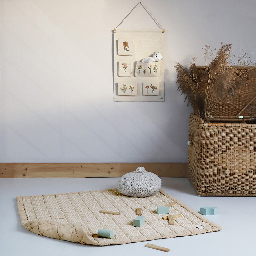 Anna can be used as a play mat so that your child can have fun comfortably in his room or outdoors.