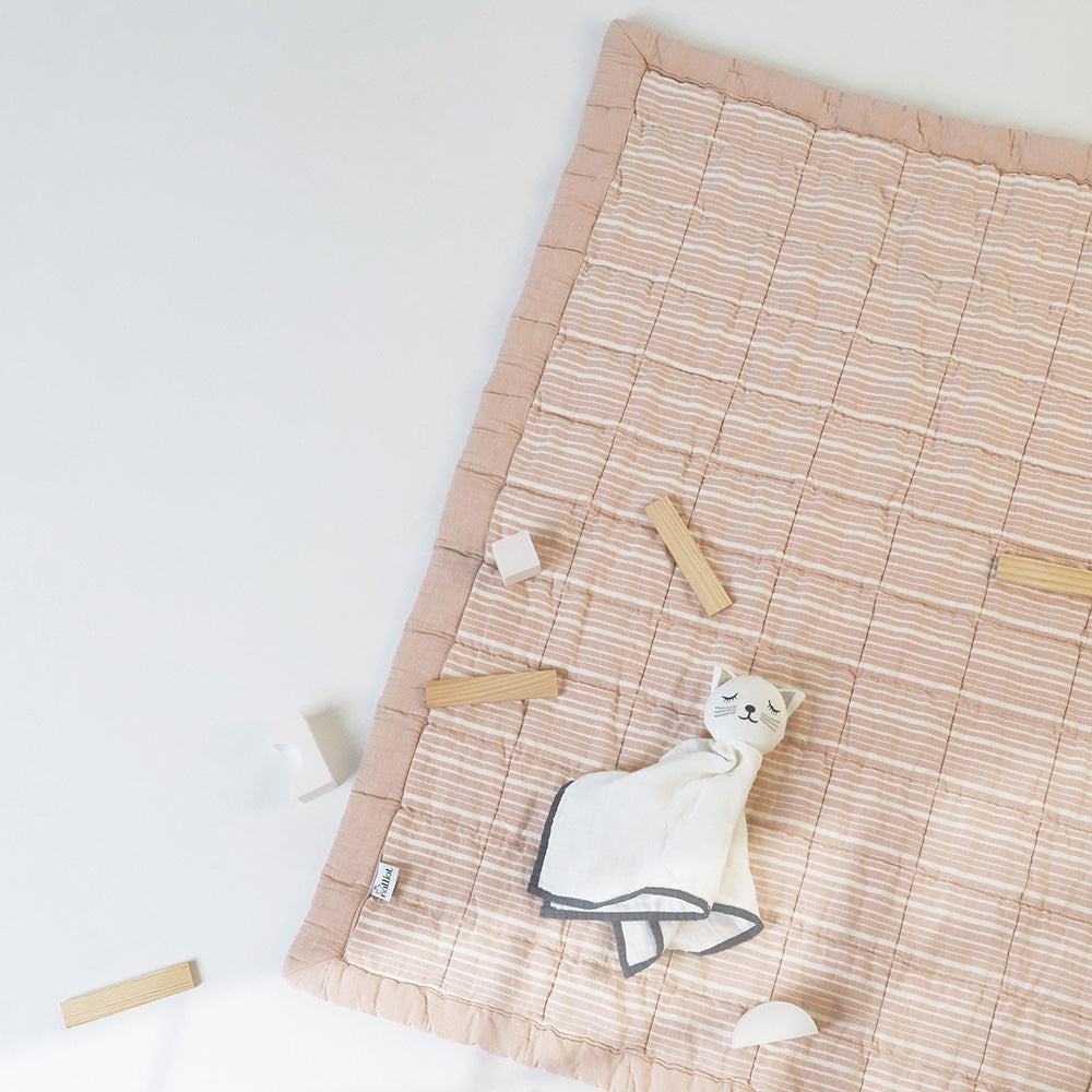 Anna is a reversible baby sleeping mat. It is easily transportable thanks to its practical size.
