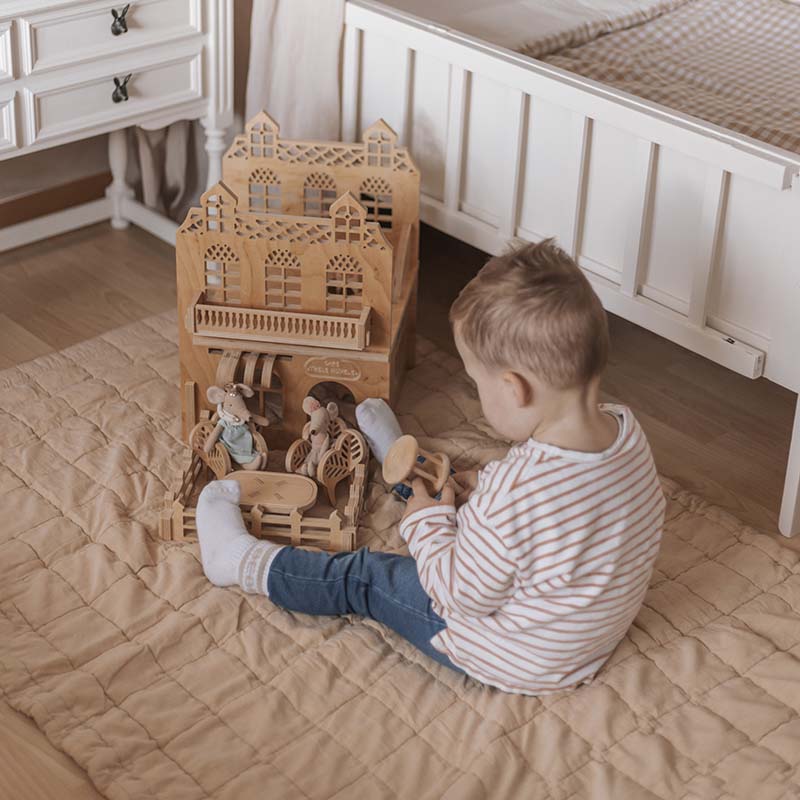 Anna can be used as a play mat so that your child can have fun comfortably in his room or outdoors.